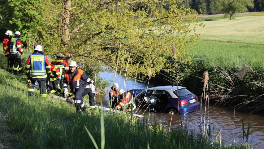 Von der Fahrbahn abgekommen: Audi landet im Landkreis Ansbach im Fluss Von der Fahrbahn abgekommen: Audi landet im Landkreis Ansbach im Fluss