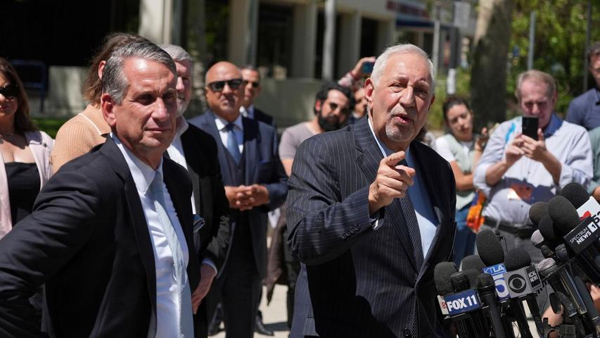 Verteidiger Mark Geragos liegt mit Bezirksstaatsanwalt Nathan Hochman im Clinch. Verteidiger Mark Geragos liegt mit Bezirksstaatsanwalt Nathan Hochman im Clinch.