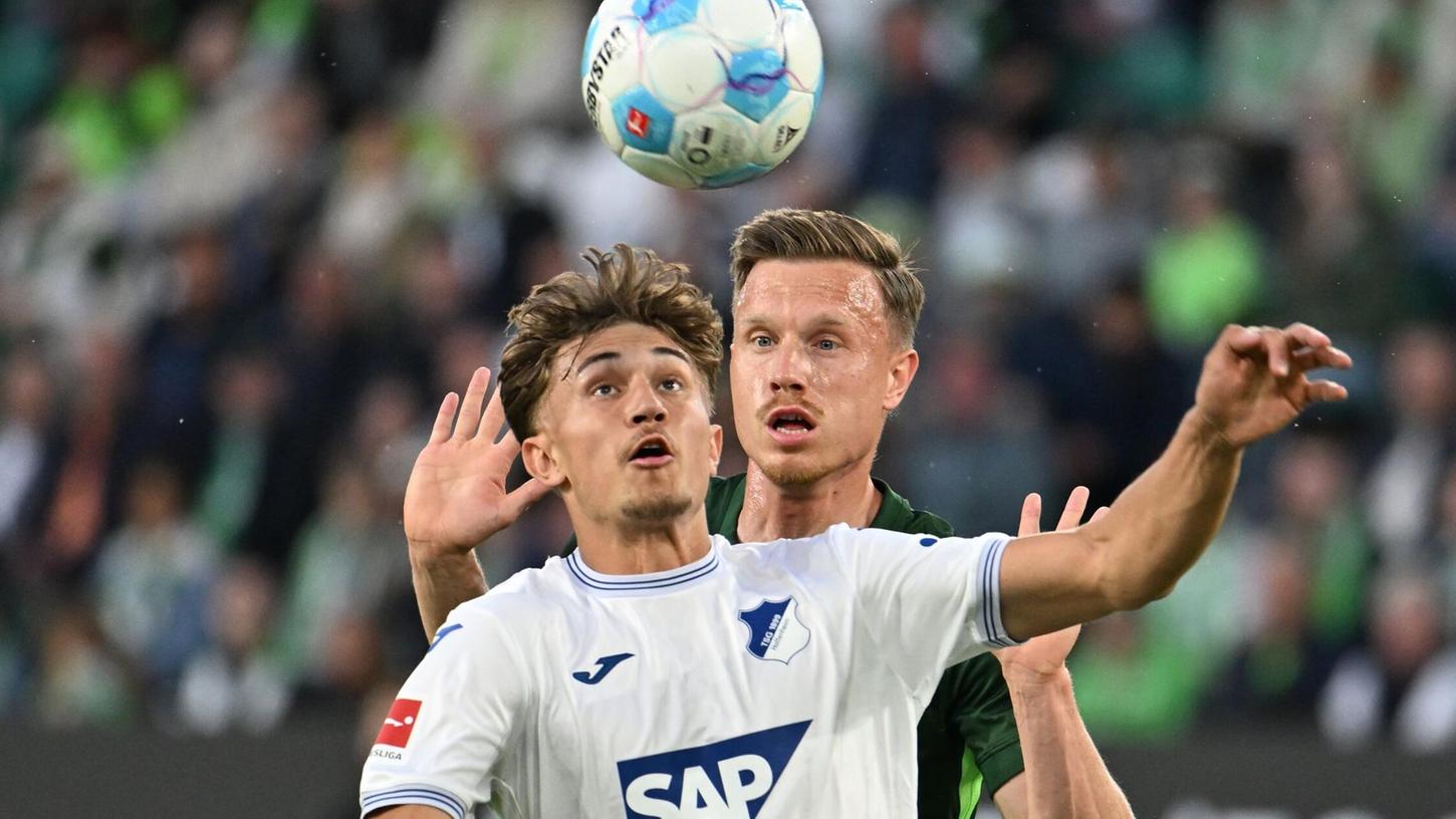 Hoffenheims Tom Bischof (l) und Wolfsburgs Yannick Gerhardt.im Zweikampf. Hoffenheims Tom Bischof (l) und Wolfsburgs Yannick Gerhardt.im Zweikampf.