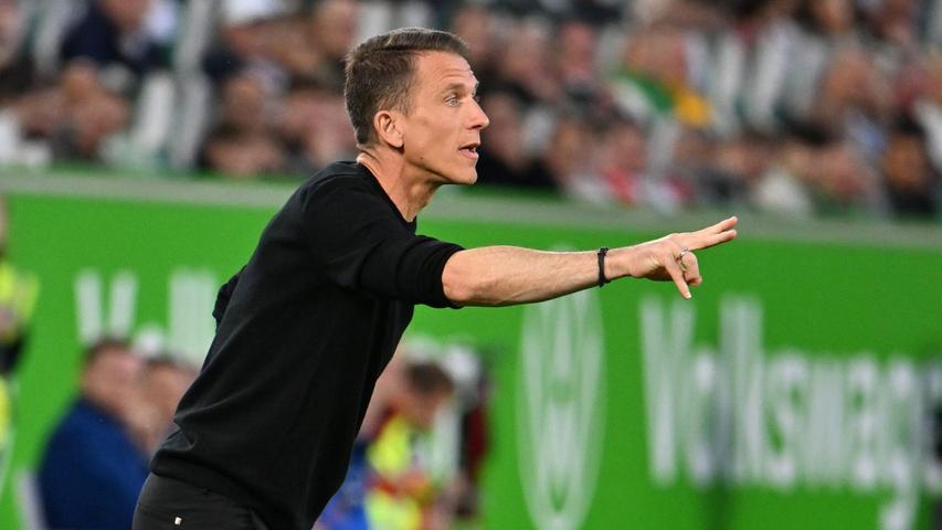 Wolfsburgs Trainer Daniel Bauer bei seinem Bundesliga-Debüt. Wolfsburgs Trainer Daniel Bauer bei seinem Bundesliga-Debüt.
