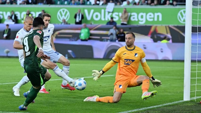 Das Wolfsburger Führungstor: Mohamed Amoura bringt den Ball in die Mitte, Leo Östigaard (l) trifft ins eigene Tor. Das Wolfsburger Führungstor: Mohamed Amoura bringt den Ball in die Mitte, Leo Östigaard (l) trifft ins eigene Tor.