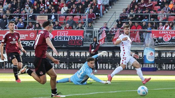 Nach zehn Minuten spielt Janisch einen schlampigen Kopfball nach hinten, den Lemperle viel zu einfach abfangen kann. Der Stürmer kommt auch an Kukucka vorbei und hat das leere Tor vor sich. Lemperle trifft den Ball aber nicht richtig und so bleibt es beim Remis.