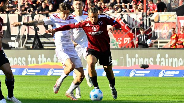 Dann geht es auf einmal schnell. Der Club kontert über Justvan, der lange am Ball bleibt und aus zentraler Position vor dem Strafraum nach links zu Lubach rüber legt.