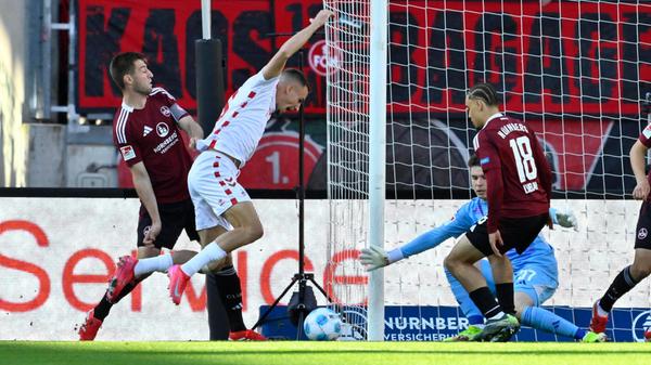 Köln hat die Spielkontrolle an sich gerissen und dominiert das Geschehen, kommt gegen tief stehende Nürnberger aber nicht entscheidend vor das Tor. Doch dann verliert Justvan den Ball in der eigenen Hälfte, wo der zwei Minuten zuvor eingewechselte Linton Maina an den Ball kommt und plötzlich frei vor dem Tor steht. Doch Kukucka ist zur Stelle und kann den Ausgleich mit einer starken Parade verhindern (64.)