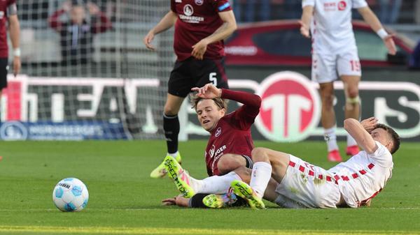 Nach 67 Minuten verliert der sonst so zweikampfstarke Caspar Jander den Ball, der sofort an Lemperle weitergeleitet wird. Der schafft sich auf der rechten Seite Platz und spielt einen flachen Pass vor den Strafraum.