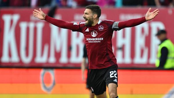 Nach 84 Minuten wird es dann richtig laut im Max-Morlock-Stadion: Für Youngster Tim Janisch kommt Vereinslegende Enrico Valentini ins Spiel und darf ein letztes Mal zu Hause die Kapitänsbinde tragen.