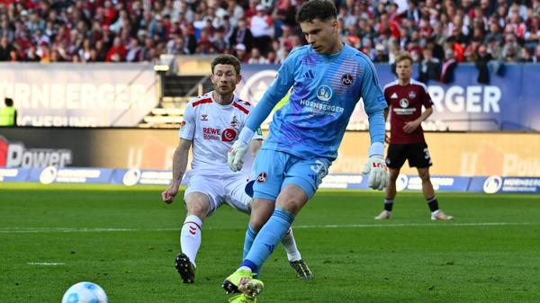 Doch ausgerechnet Kukucka, der sich bislang nichts zu Schulden hat kommen lassen, geht außerhalb seines Strafraums vollkommen unnötig gegen Lemperle ins Dribbling.