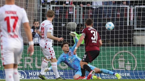 Der Slowake verliert den Ball, Lemperle spielt wieder quer zu Florian Kainz und der muss nur noch einschieben.
