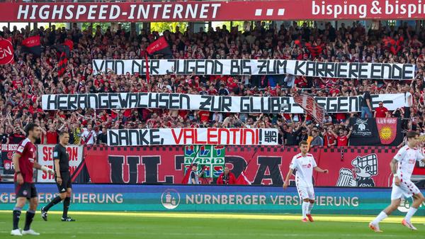 Die Fans setzten bereits während des Spiels ein Zeichen...