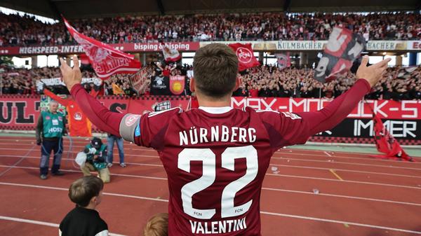 ...und verabschiedeten ihren Lieblingsspieler mit lauten "Valentini"-Rufen. Mach es gut, Legende!