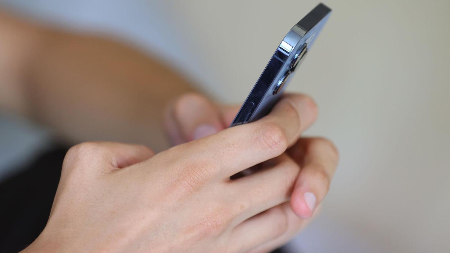 Übers Internet werden Bilder und Videos von Polizei-Einsätzen verbreitet - das kann Folgen haben. (Symbolbild) Übers Internet werden Bilder und Videos von Polizei-Einsätzen verbreitet - das kann Folgen haben. (Symbolbild)