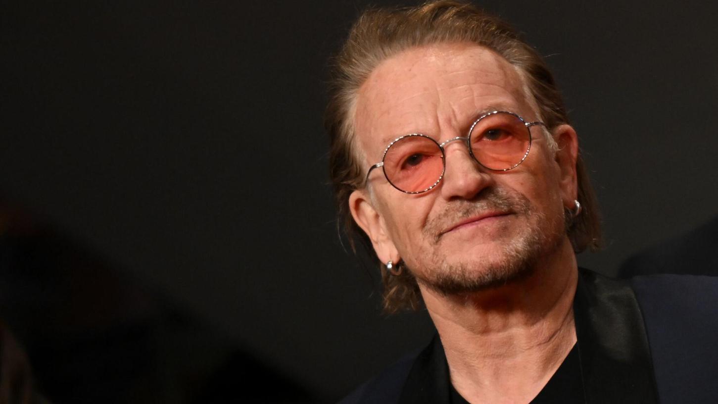 Die getönte Brille ist sein Markenzeichen: Bono wird 65 Jahre alt. (Archivbild) Die getönte Brille ist sein Markenzeichen: Bono wird 65 Jahre alt. (Archivbild)
