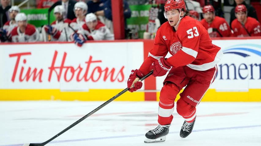 Moritz Seider ist auch bei den Detroit Red Wings in der NHL ein Führungsspieler. Moritz Seider ist auch bei den Detroit Red Wings in der NHL ein Führungsspieler.