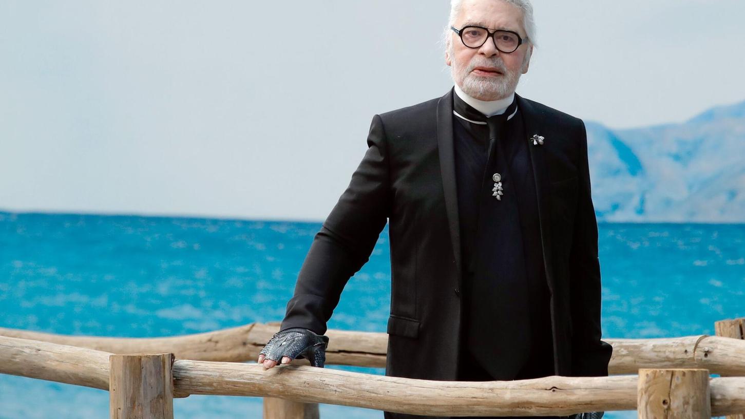 Karl Lagerfeld bei einem seiner letzten Auftritte - im Oktober 2018 im Pariser Grand Palais bei der Präsentation einer Chanel-Modekollektion. Karl Lagerfeld bei einem seiner letzten Auftritte - im Oktober 2018 im Pariser Grand Palais bei der Präsentation einer Chanel-Modekollektion.