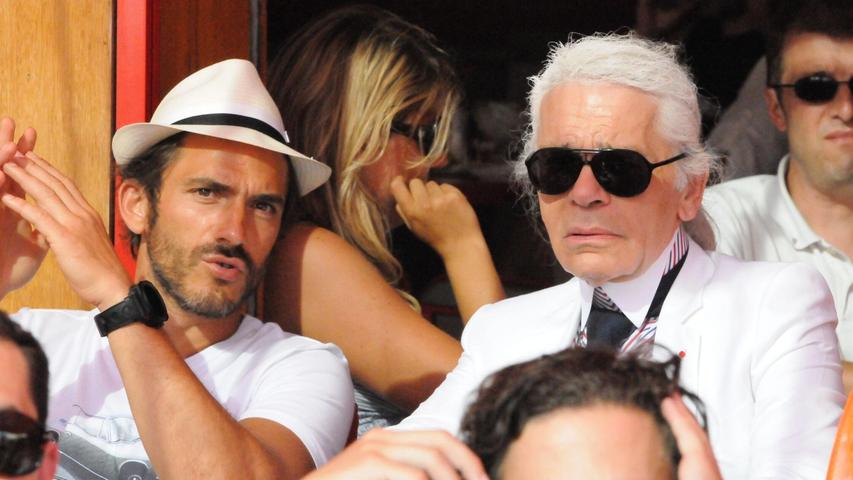 Der Designer Karl Lagerfeld und sein Bodyguard Sébastien Jondeau im Sommer 2010 im südfranzösischen St. Tropez. Der Designer Karl Lagerfeld und sein Bodyguard Sébastien Jondeau im Sommer 2010 im südfranzösischen St. Tropez.