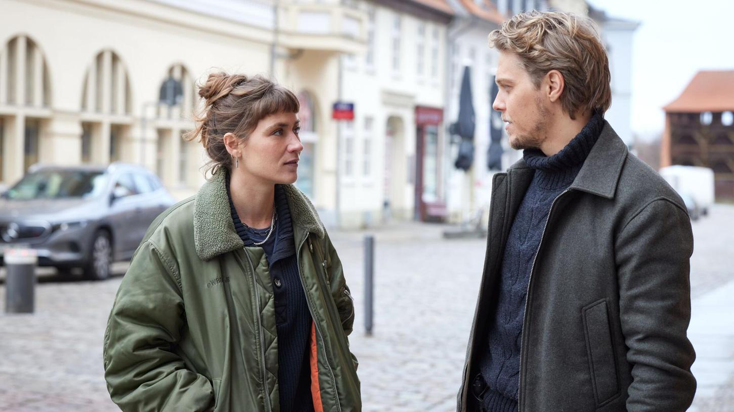 Zwischen den beiden knistert es: Jule Zabek (Sophie Pfennigstorf) und ihr neuer Kollege Tomasz Nowak (Jakub Gierszal). Zwischen den beiden knistert es: Jule Zabek (Sophie Pfennigstorf) und ihr neuer Kollege Tomasz Nowak (Jakub Gierszal).