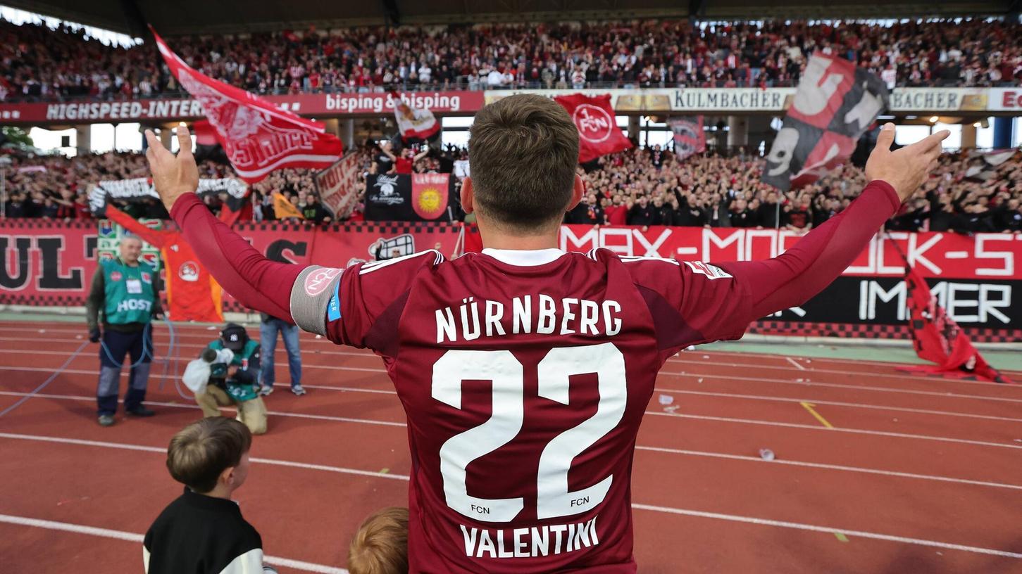 Sein Revier: Enrico Valentini wurde von der Nürnberger Kurve nach Abpfiff gebührend verabschiedet. Sein Revier: Enrico Valentini wurde von der Nürnberger Kurve nach Abpfiff gebührend verabschiedet.