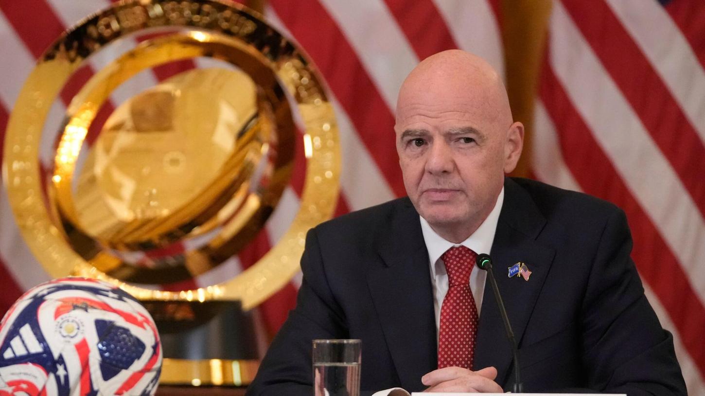Das FIFA-Council mit Präsident Gianni Infantino will Rassismus noch schärfer bestrafen. Das FIFA-Council mit Präsident Gianni Infantino will Rassismus noch schärfer bestrafen.