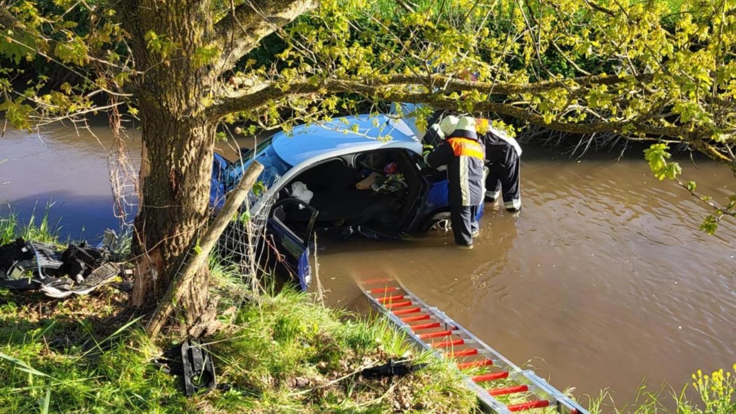 Eine Frau wurde am Freitag (9. Mai 2025) zwischen Großhabersdorf und Dietenhofen mit ihrem Auto in die Bibert geschleudert. Die Freiwillige Feuerwehr Großhabersdorf befreite sie aus dem Wagen. Eine Frau wurde am Freitag (9. Mai 2025) zwischen Großhabersdorf und Dietenhofen mit ihrem Auto in die Bibert geschleudert. Die Freiwillige Feuerwehr Großhabersdorf befreite sie aus dem Wagen.