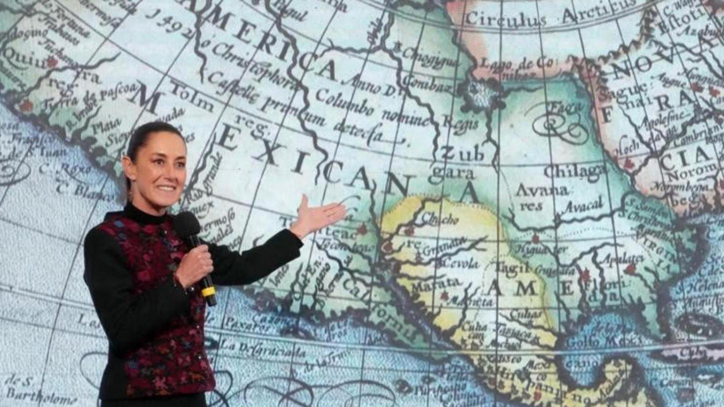 Auf diesem vom mexikanischen Präsidentenamt zur Verfügung gestellten Bild zeigt Claudia Sheinbaum, Präsidentin von Mexiko, auf eine Landkarte mit der Überschrift «America Mexicana» (Mexikanisches Amerika). Auf diesem vom mexikanischen Präsidentenamt zur Verfügung gestellten Bild zeigt Claudia Sheinbaum, Präsidentin von Mexiko, auf eine Landkarte mit der Überschrift «America Mexicana» (Mexikanisches Amerika).