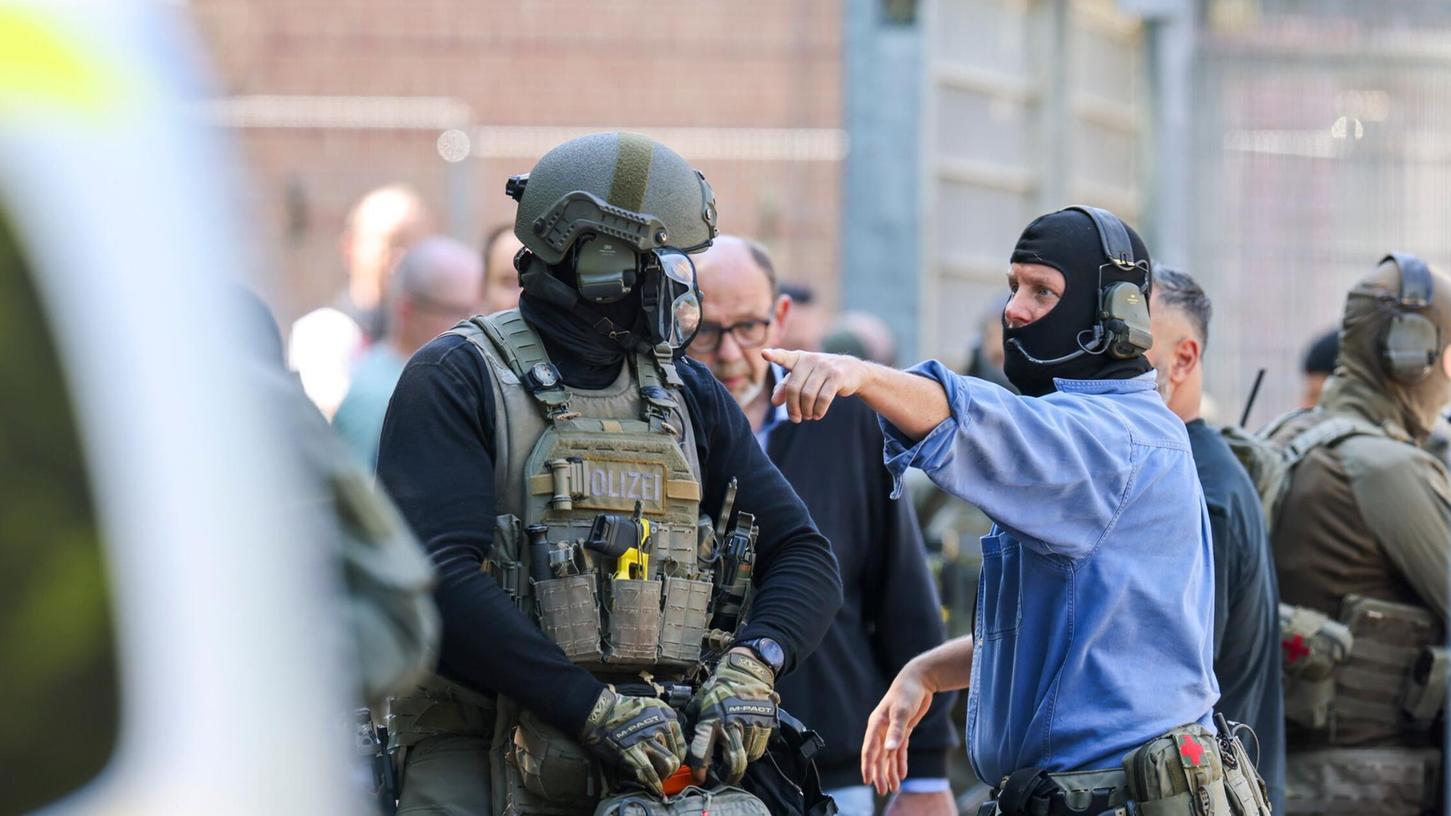 Auch schwer bewaffnete Einheiten der Polizei waren im Einsatz. Auch schwer bewaffnete Einheiten der Polizei waren im Einsatz.
