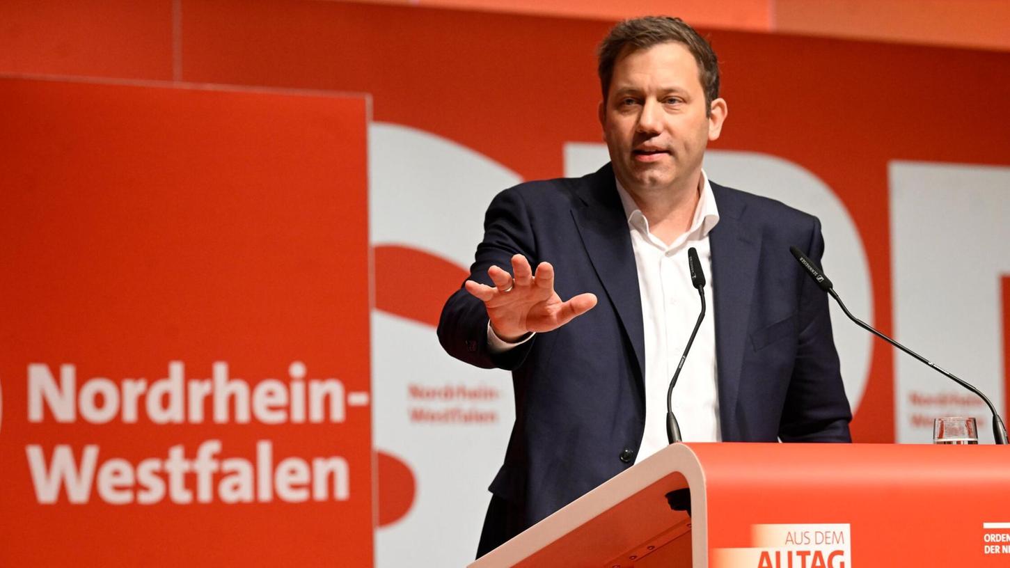 SPD-Bundesparteichef Lars Klingbeil weht von der nordrhein-westfälischen Basis ein scharfer Wind entgegen. SPD-Bundesparteichef Lars Klingbeil weht von der nordrhein-westfälischen Basis ein scharfer Wind entgegen.