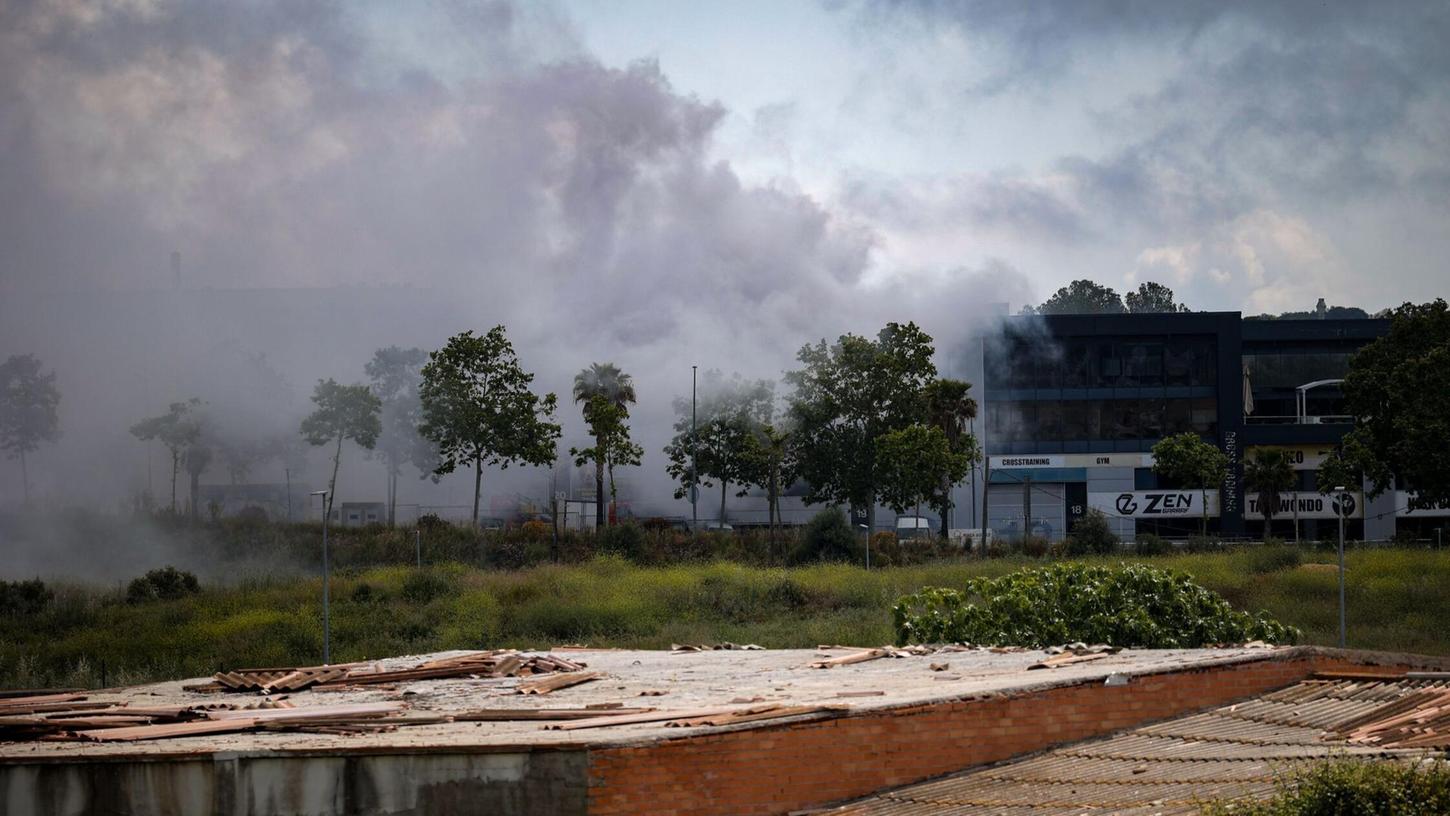 Bei einem Feuer in einer Lagerhalle in Spanien für Chlor ist eine giftige Wolke freigesetzt worden. Bei einem Feuer in einer Lagerhalle in Spanien für Chlor ist eine giftige Wolke freigesetzt worden.