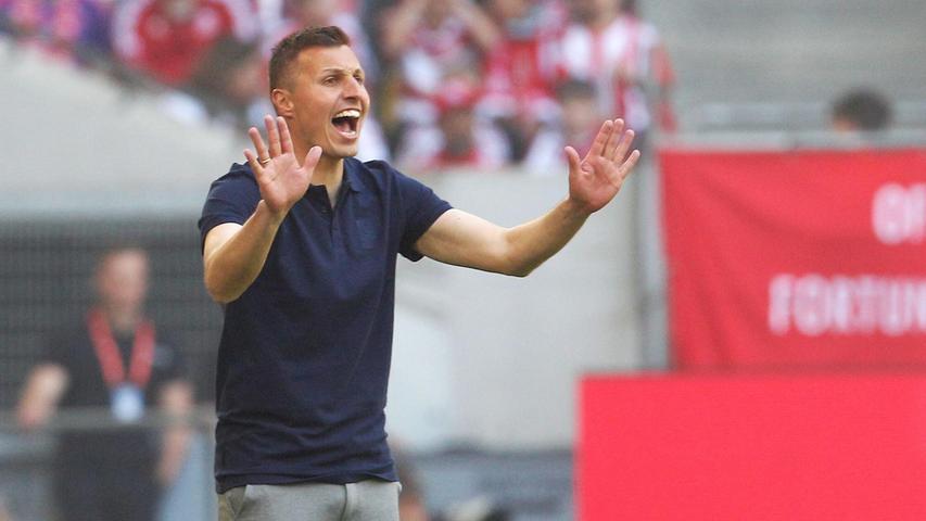 Jakob Fimpel hat Schalke 04 zum zweiten Mal in dieser Saison interimsweise übernommen Jakob Fimpel hat Schalke 04 zum zweiten Mal in dieser Saison interimsweise übernommen