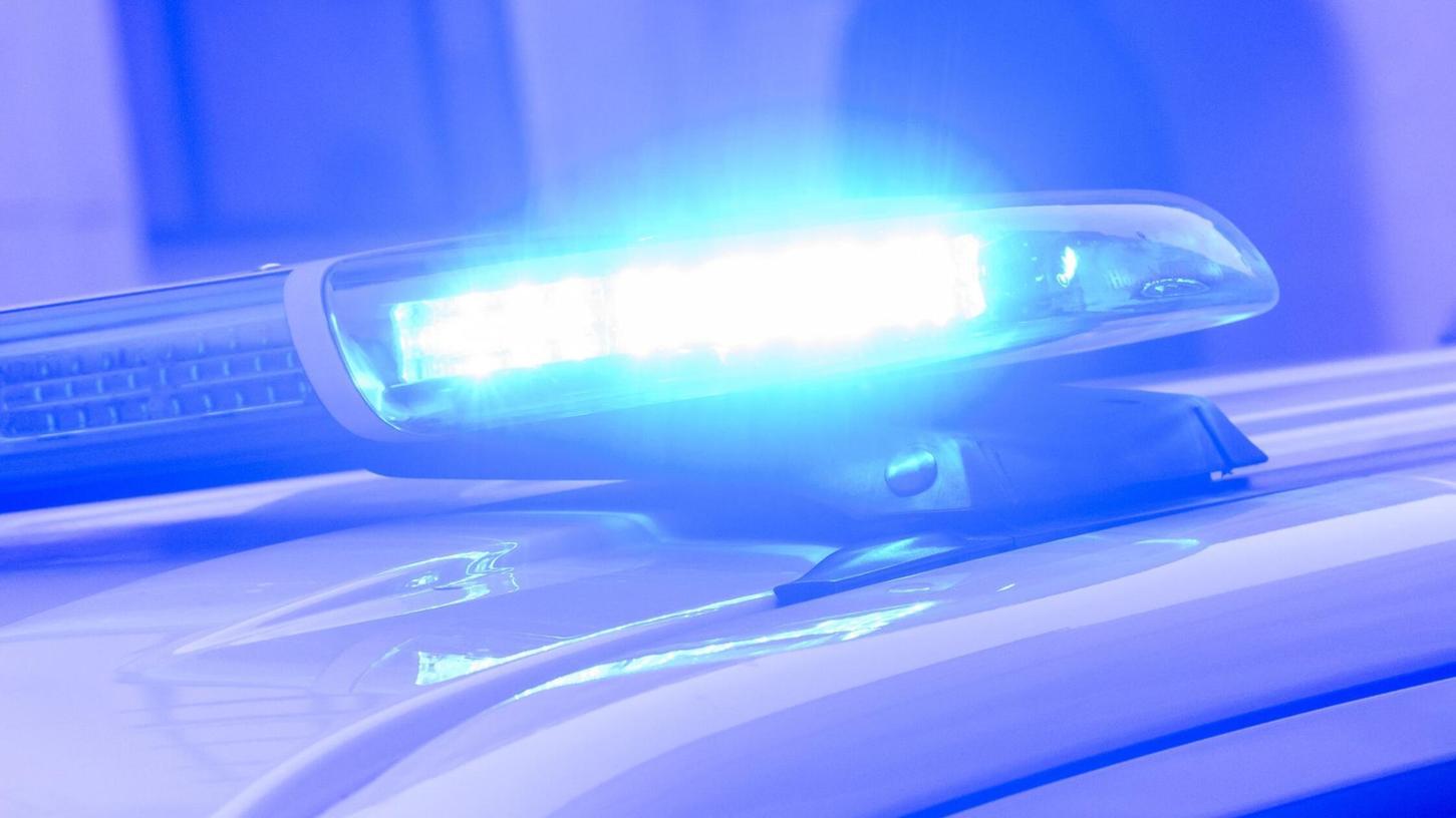 Ein aufgeschnittener Zaun und 24 fehlende Wechselrichter: Die Polizei sucht Zeugen. (Symbolbild) Ein aufgeschnittener Zaun und 24 fehlende Wechselrichter: Die Polizei sucht Zeugen. (Symbolbild)