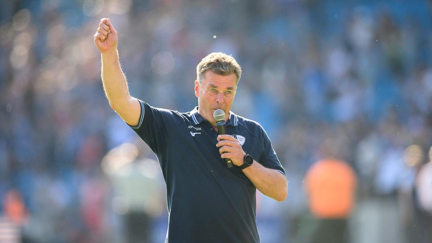 Sprach nach dem Spiel zu den Fans: Bochums Trainer Dieter Hecking. Sprach nach dem Spiel zu den Fans: Bochums Trainer Dieter Hecking.
