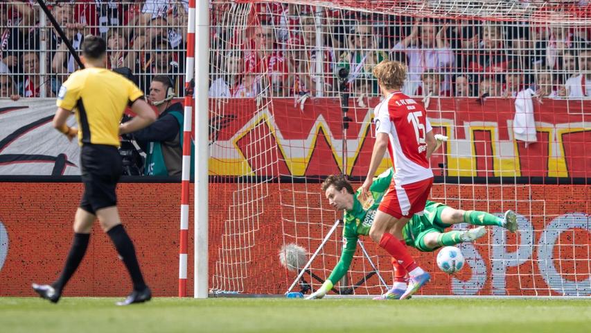 Union-Kepper Frederik Rönnow kann den frühen Gegentreffer nicht verhindern. Union-Kepper Frederik Rönnow kann den frühen Gegentreffer nicht verhindern.