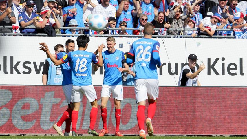 Kiels Spieler feiern den Führungstreffer. Kiels Spieler feiern den Führungstreffer.