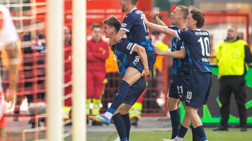 Heidenheim darf nach dem Sieg in Berlin weiter auf den Klassenerhalt hoffen. Heidenheim darf nach dem Sieg in Berlin weiter auf den Klassenerhalt hoffen.