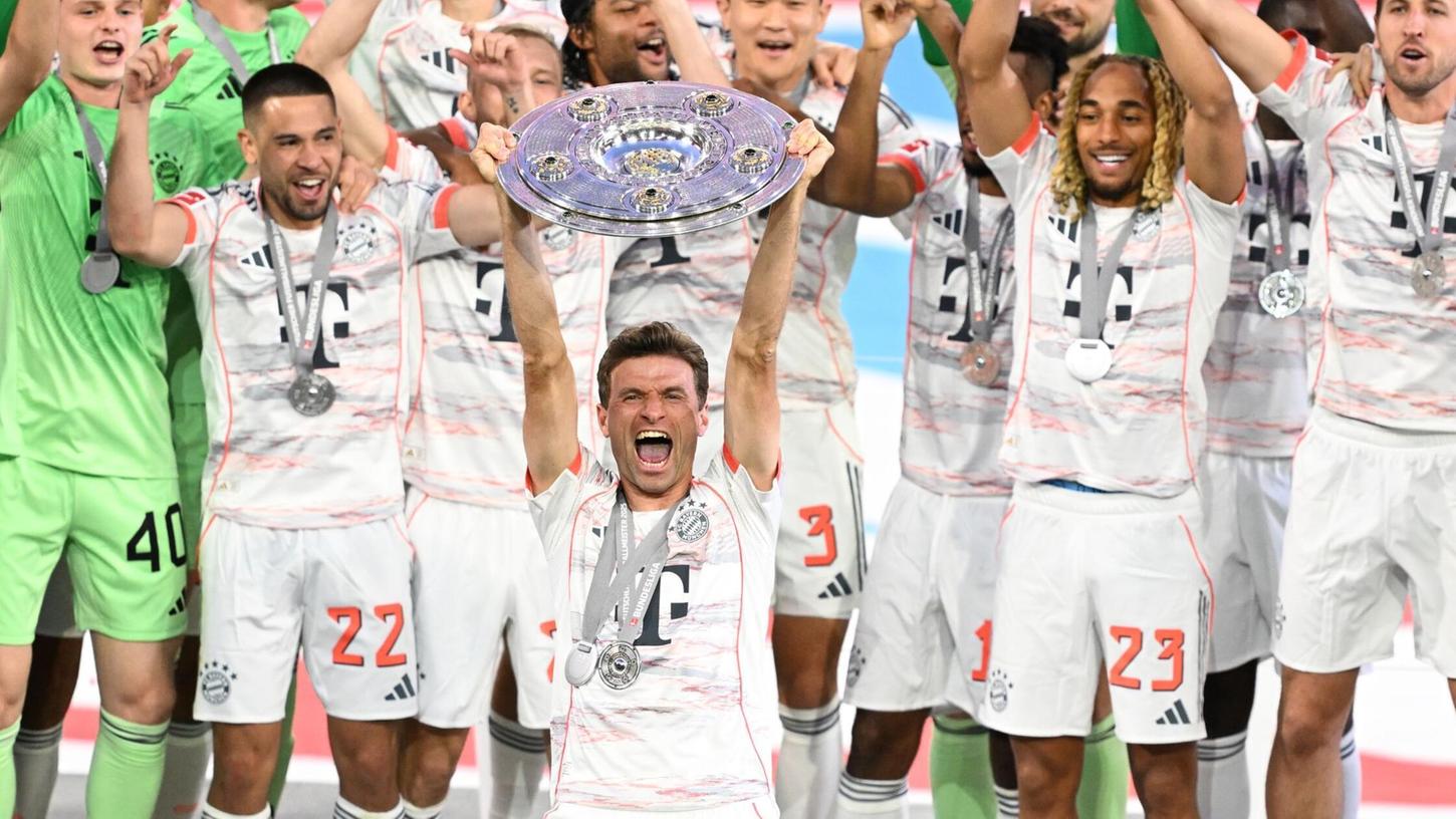 Thomas Müller reckte als erster Bayern-Spieler die Schale in die Höhe. Thomas Müller reckte als erster Bayern-Spieler die Schale in die Höhe.