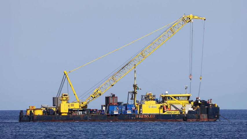 Das riesige Schiff, das vor der italienischen Mittelmeerinsel in etwa 50 Metern Tiefe liegt, sollte ursprünglich bis Mitte Juni nach oben gebracht werden. (Archivbild) Das riesige Schiff, das vor der italienischen Mittelmeerinsel in etwa 50 Metern Tiefe liegt, sollte ursprünglich bis Mitte Juni nach oben gebracht werden. (Archivbild)