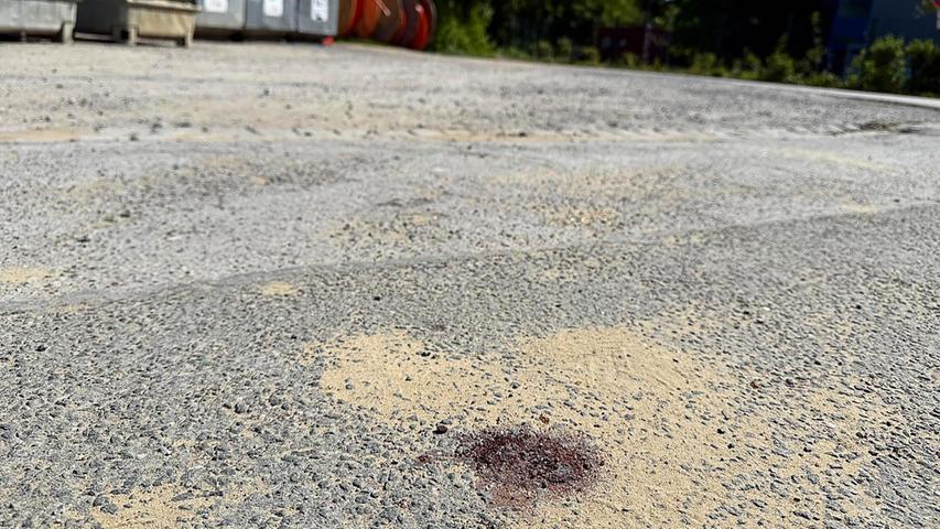 Ein Blutfleck auf dem Asphalt am Tatort lässt erahnen, was sich hier abgespielt haben könnte Ein Blutfleck auf dem Asphalt am Tatort lässt erahnen, was sich hier abgespielt haben könnte