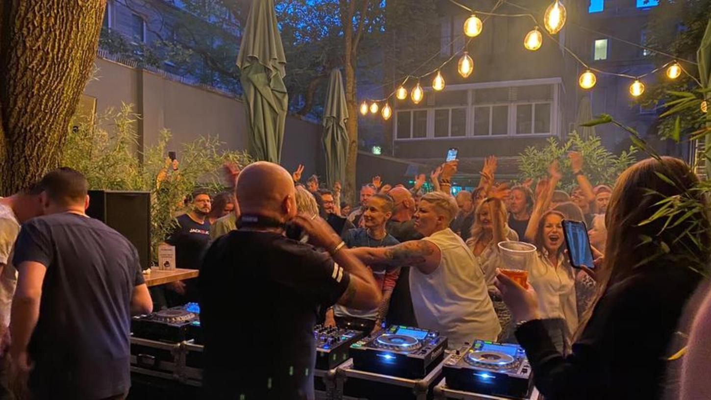 2022 wurde im Innenhof des „Burgerheart“ in der Friedrichstraße zum ersten Mal aufgelegt, inzwischen laden Geschäftsführer Thorsten Sambs und DJ Filip Roy im vierten Jahr in Folge zu „Afterwork - dein elektronischer Donnerstag“. 2022 wurde im Innenhof des „Burgerheart“ in der Friedrichstraße zum ersten Mal aufgelegt, inzwischen laden Geschäftsführer Thorsten Sambs und DJ Filip Roy im vierten Jahr in Folge zu „Afterwork - dein elektronischer Donnerstag“.