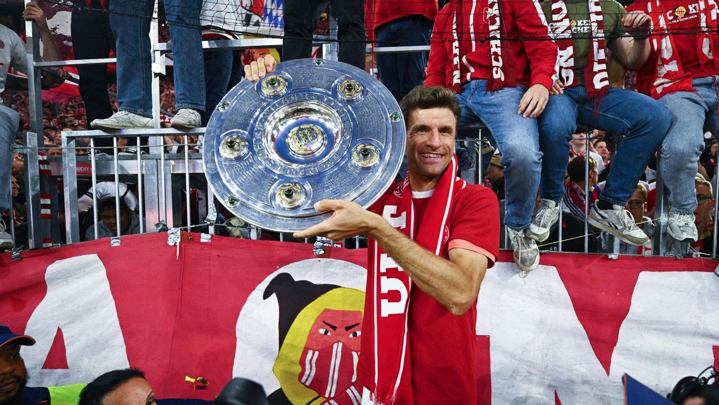 Thomas Müller zeigt die Meisterschale. Thomas Müller zeigt die Meisterschale.