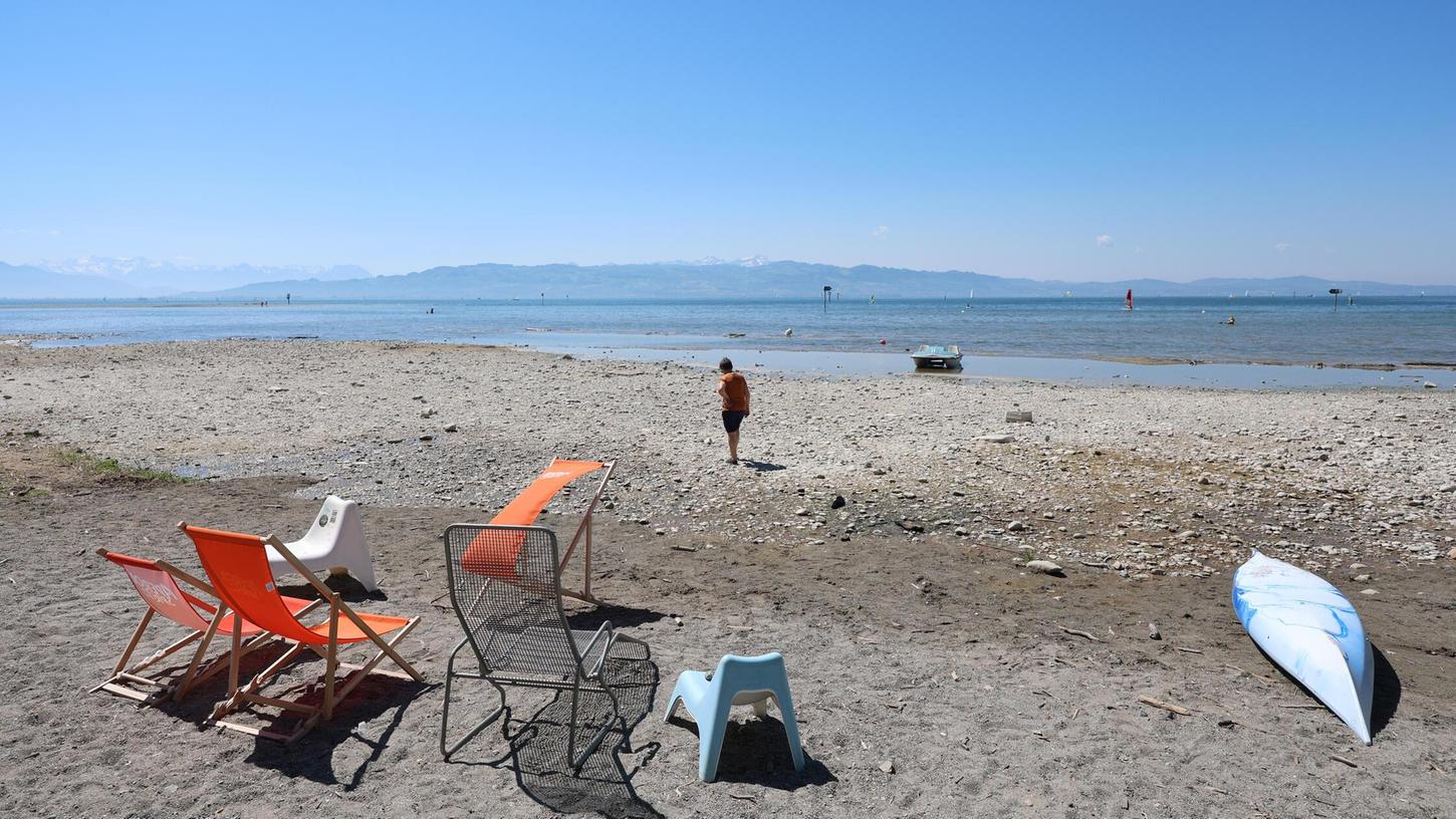 Wasserburg im Frühjahr 2025: Liegestühle stehen auf dem ausgetrockneten Ufer eines Strandbades am Bodensee. Wasserburg im Frühjahr 2025: Liegestühle stehen auf dem ausgetrockneten Ufer eines Strandbades am Bodensee.