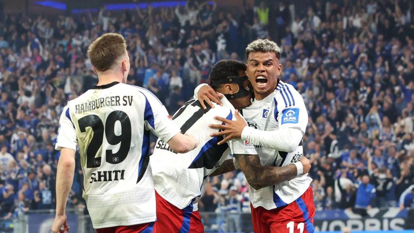 Tor zum 2:1: Hamburgs Ransford Königsdörffer (r) jubelt mit seinen Teamkollegen. Tor zum 2:1: Hamburgs Ransford Königsdörffer (r) jubelt mit seinen Teamkollegen.