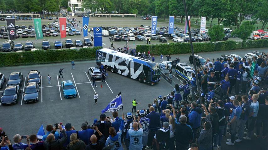 Schon bei der Ankunft am Volksparkstadion von den Fans gefeiert: die HSV-Spieler im Mannschaftsbus. Schon bei der Ankunft am Volksparkstadion von den Fans gefeiert: die HSV-Spieler im Mannschaftsbus.