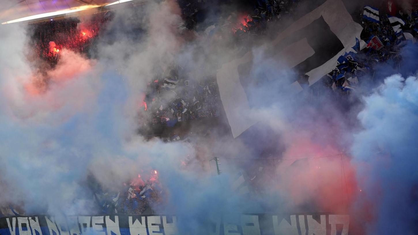 Schon vor dem Spiel sorgten die HSV-Fans für Festtagsstimmung im Volkspark. Schon vor dem Spiel sorgten die HSV-Fans für Festtagsstimmung im Volkspark.