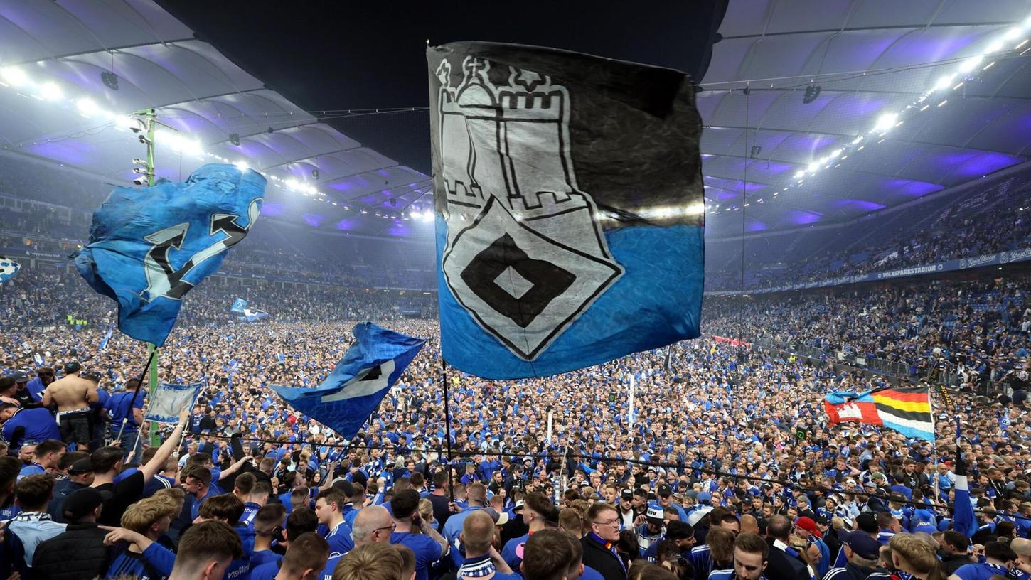 Platzsturm nach Aufstieg: HSV-Fans auf dem Rasen des Volksparkstadions. Platzsturm nach Aufstieg: HSV-Fans auf dem Rasen des Volksparkstadions.