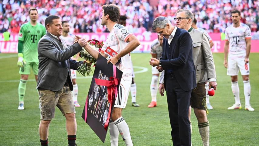 Max Eberl (l) verabschiedet Thomas Müller - gibt es neue Führungsspieler beim FC Bayern? Max Eberl (l) verabschiedet Thomas Müller - gibt es neue Führungsspieler beim FC Bayern?