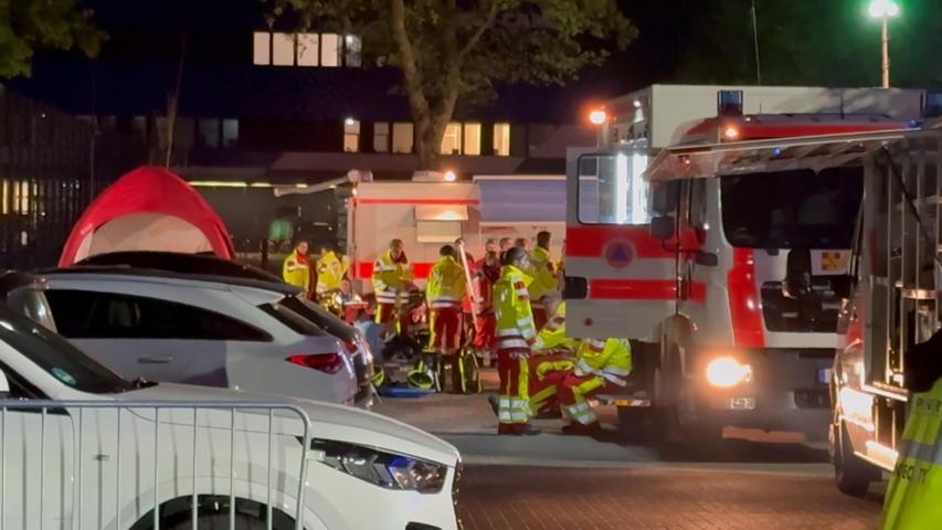 Beim Platzsturm wurden etliche Fußballfans verletzt. Beim Platzsturm wurden etliche Fußballfans verletzt.