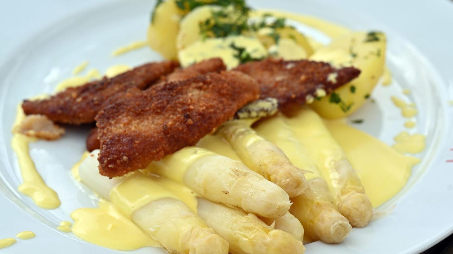 Diejenigen, die Spargel mögen, essen ihn am liebsten mit Sauce hollandaise (einer Soße, die ursprünglich nur aus Butter, Eigelb und einer Reduktion aus Weißwein besteht). (Archivbild) Diejenigen, die Spargel mögen, essen ihn am liebsten mit Sauce hollandaise (einer Soße, die ursprünglich nur aus Butter, Eigelb und einer Reduktion aus Weißwein besteht). (Archivbild)