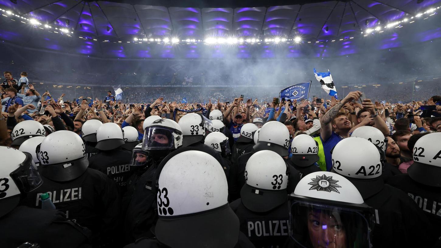 Die Polizei hatte am Samstagabend (10. Mai 2025) im Hamburger Stadion alle Hände voll zu tun. Die Polizei hatte am Samstagabend (10. Mai 2025) im Hamburger Stadion alle Hände voll zu tun.