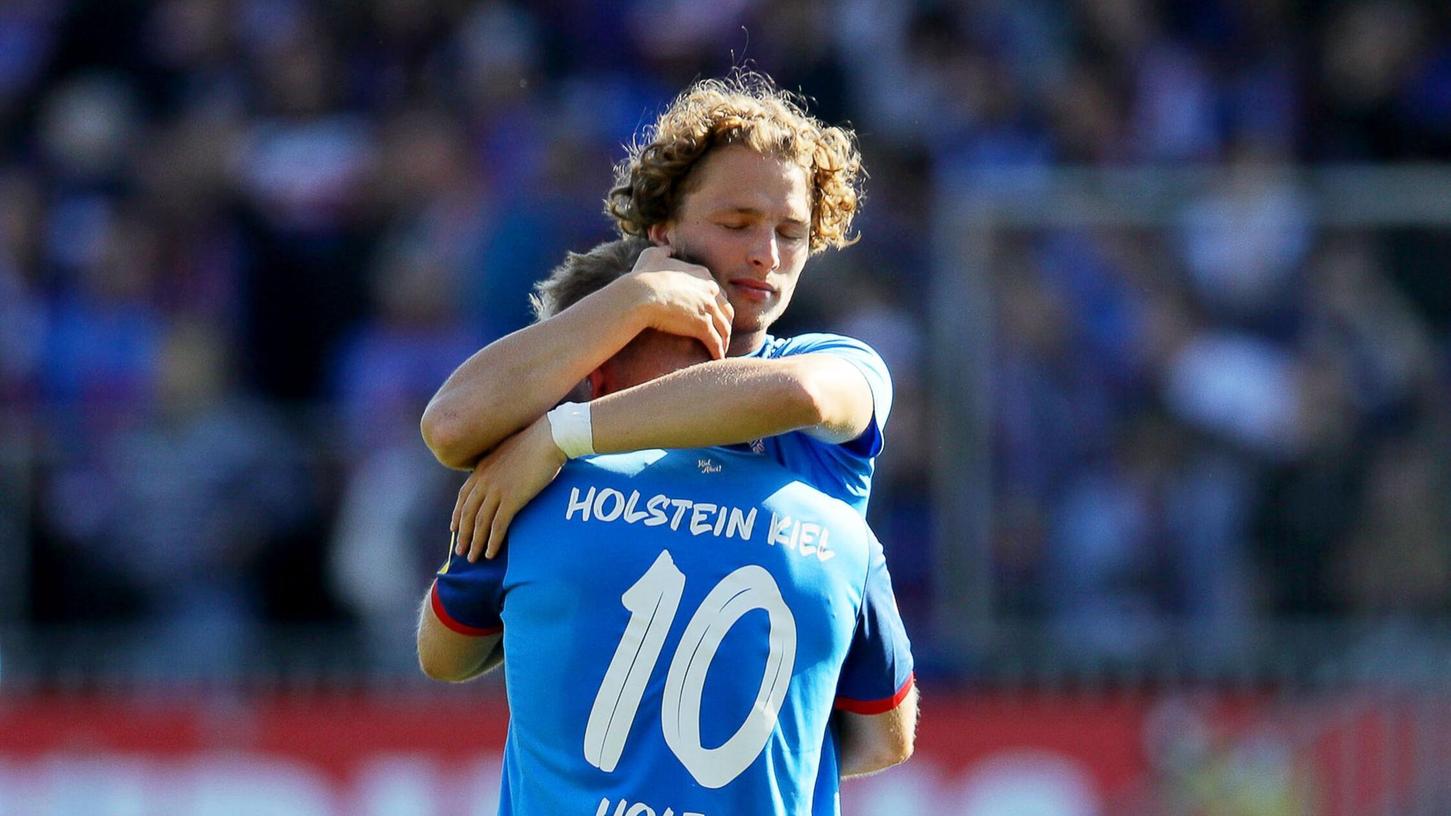 Kiels Lewis Holtby (vorne) wird nach dem Abstieg von Teamkollege Fiete Arp getröstet. Kiels Lewis Holtby (vorne) wird nach dem Abstieg von Teamkollege Fiete Arp getröstet.
