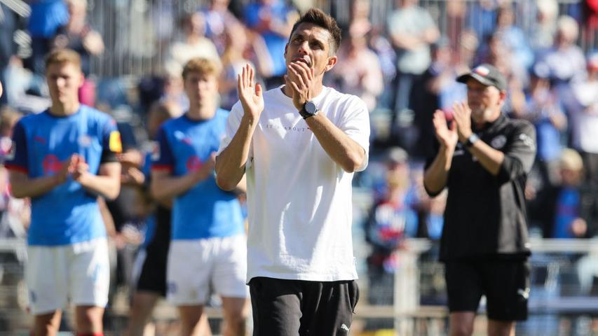 Kiels Trainer Marcel Rapp applaudiert nach dem Abstieg den Fans Kiels Trainer Marcel Rapp applaudiert nach dem Abstieg den Fans