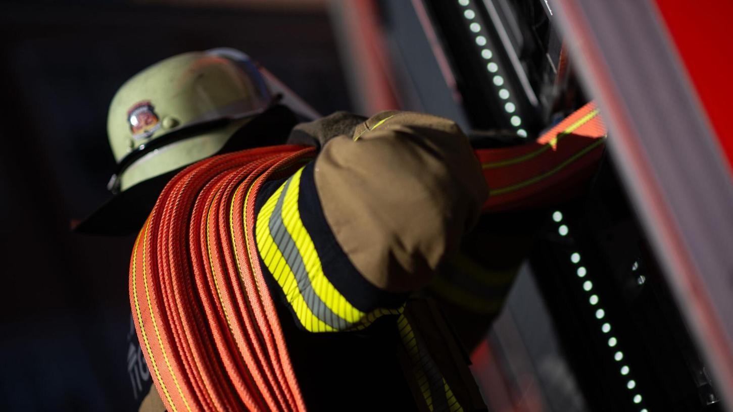 Die Feuerwehr war mehrere Stunden lang mit den Löscharbeiten beschäftigt. (Symbolbild) Die Feuerwehr war mehrere Stunden lang mit den Löscharbeiten beschäftigt. (Symbolbild)